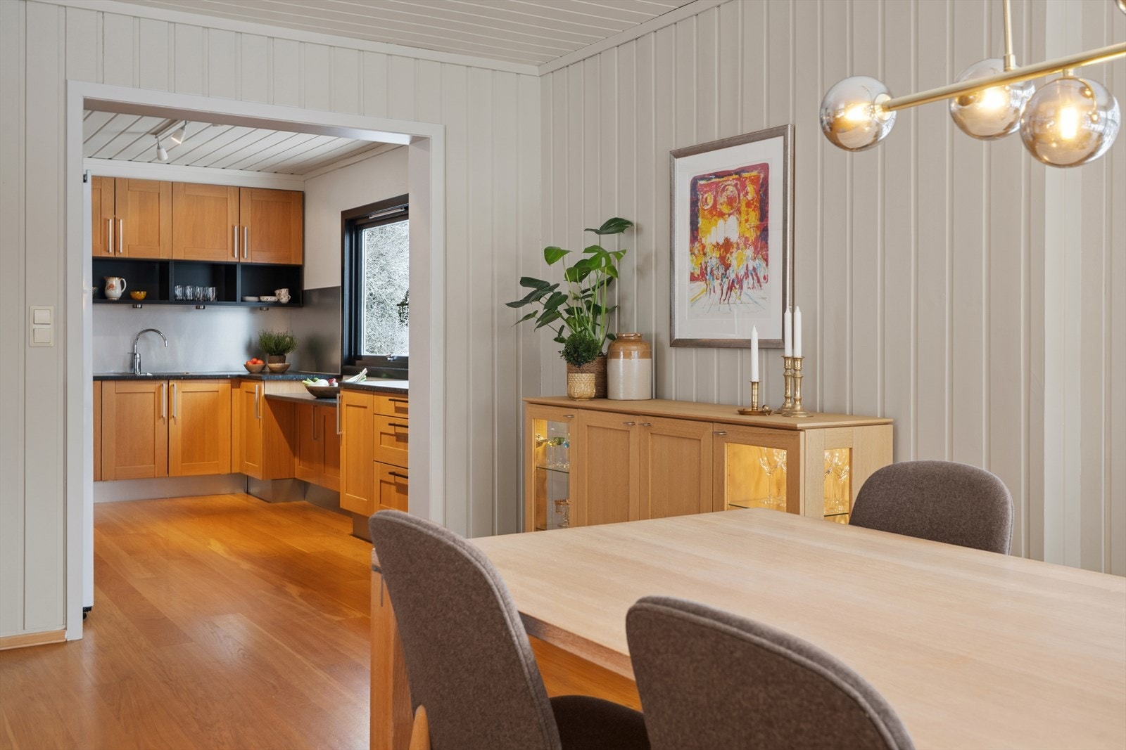 Kjøkkenet har delvis åpen løsning Galleribilde