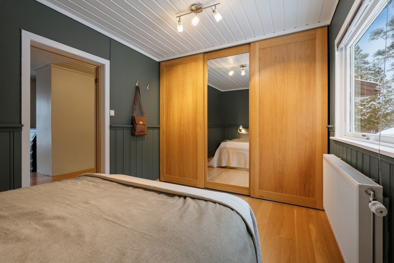 Det er også montert en stor skyvedørsgarderobe for god oppbevaringsplass Galleribilde