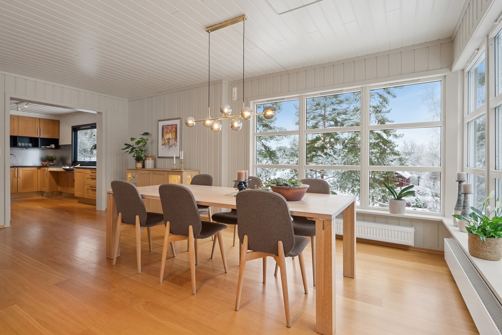 Vinduene slipper inn rikelig av naturlig lys med en fin utsikt Galleribilde