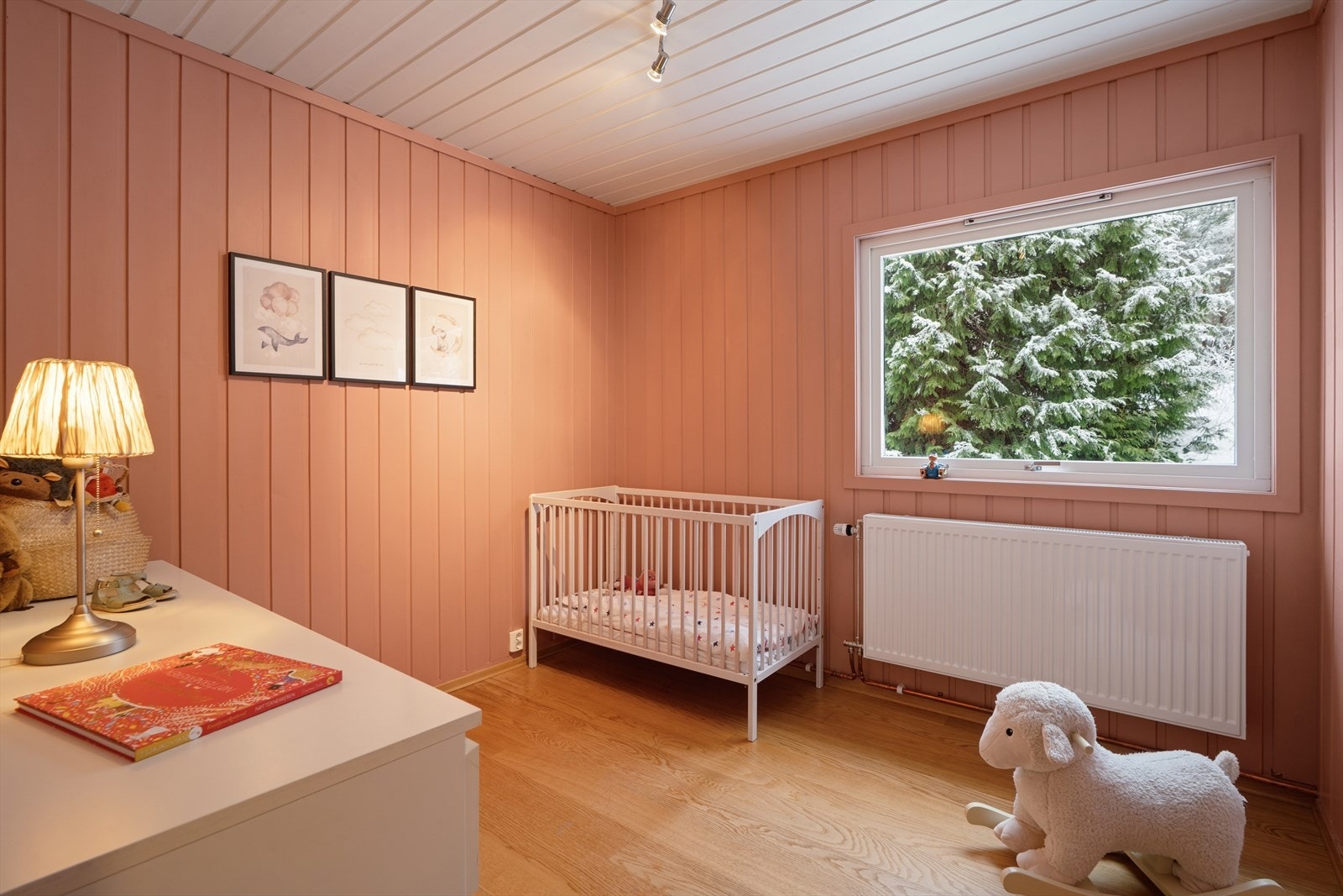 Soverom 2 er også av fin størrelse. Det er plass til seng, nattbord, pult og garderobeskap Galleribilde