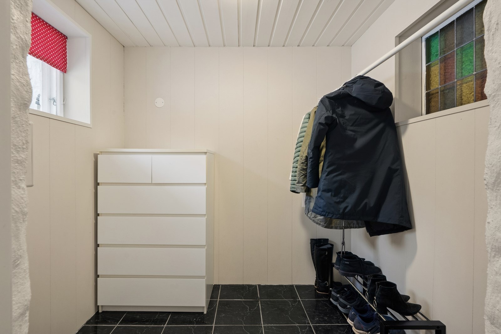 Fra hallen er det tilgang til romslig garderoberom som har godt med oppbevaringsplass! Galleribilde