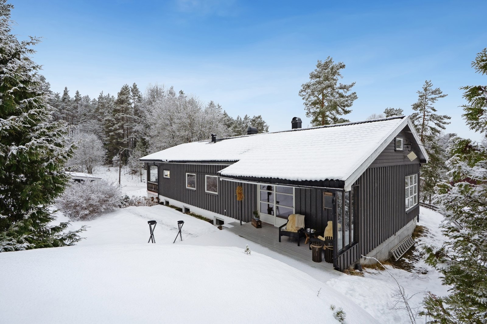 Med adkomst fra stue er det en koselig og usjenert terrasse på ca. 22 kvm som er vendt mot syd Galleribilde