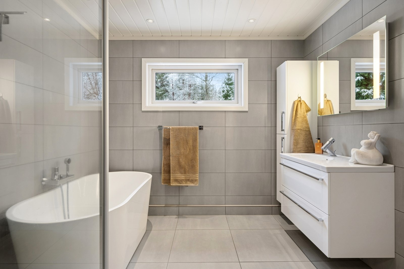 Meget pent og tidløst bad med flislagte overflater Galleribilde