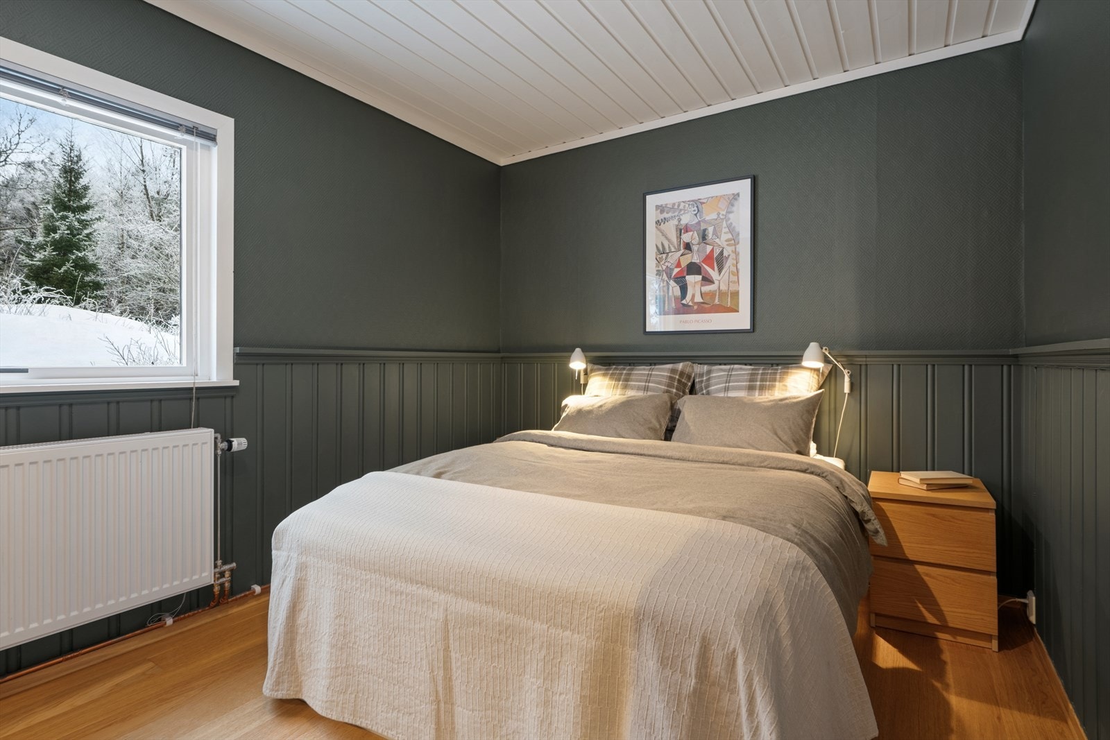 Hovedsoverom er av god størrelse med plass til dobbeltseng og nattbord Galleribilde