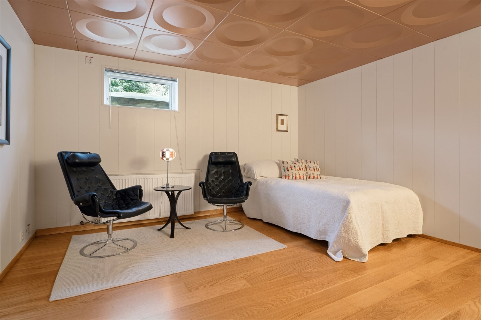 Romslig rom i underetasje som er godkjent som tørkerom, og ikke for varig opphold Galleribilde