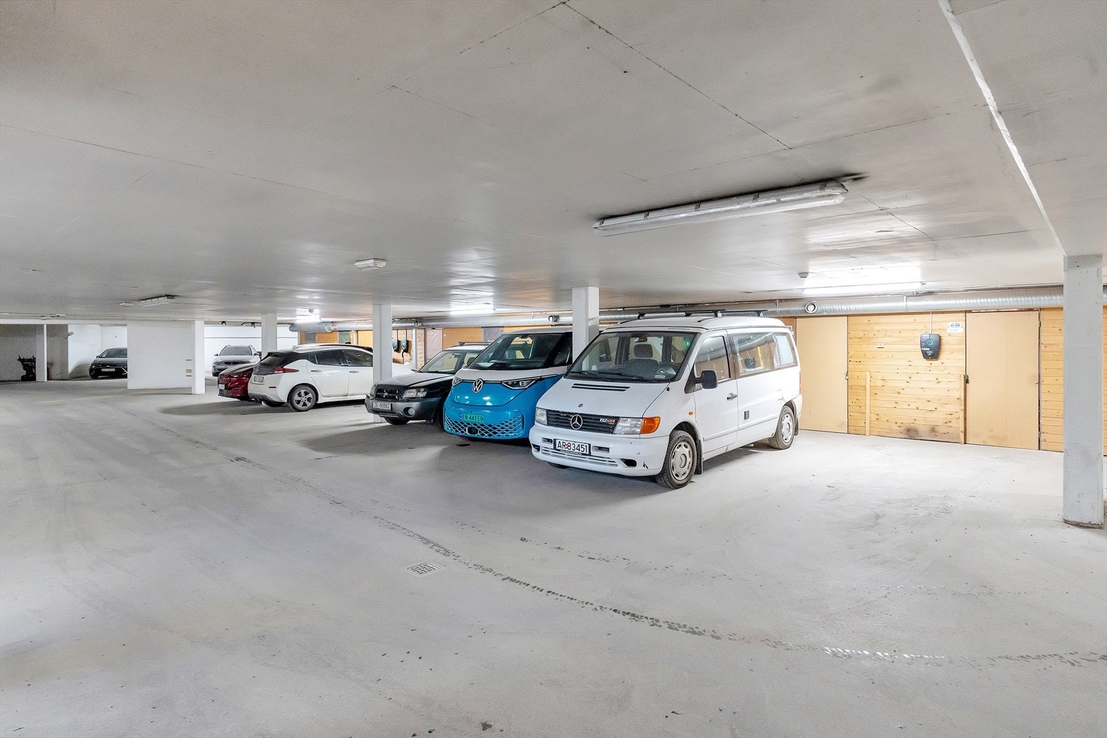 Innendørs garasje med fast oppstillingsplass. EL-bil lader montert! Galleribilde