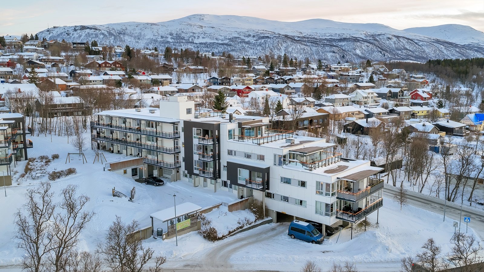 Med lysløypa bare et steinkast unna, kan du ta på deg tur- eller skiskoene og nyte naturen rett utenfor døren. Galleribilde