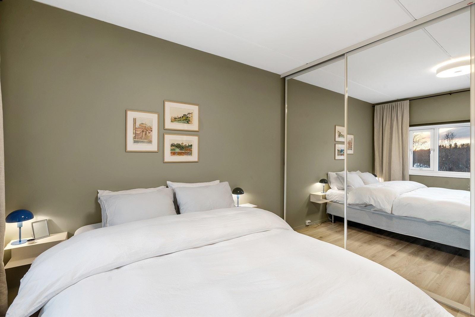 Praktisk skyvedørsgarderobe med god oppbevaringsplass. Galleribilde