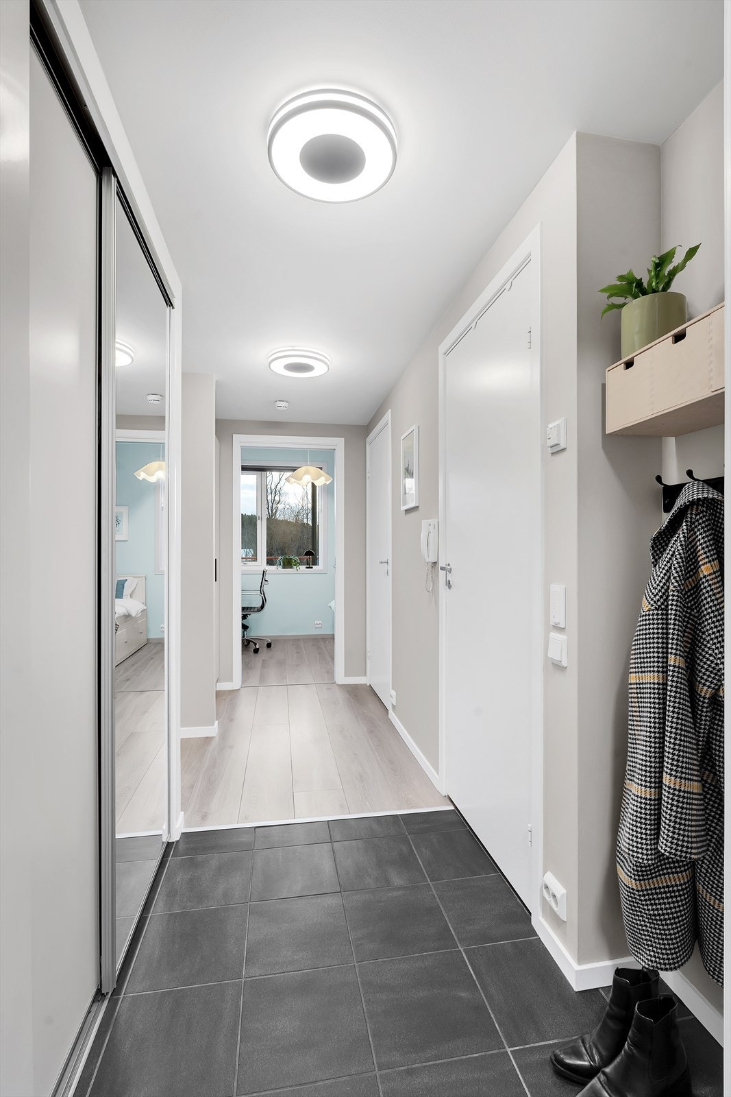 Velkommen inn! Flott entrè med flislagt gulv med gulvvarme, praktisk oppheng for yttertøy og stor skyvedørsgarderobe. Galleribilde