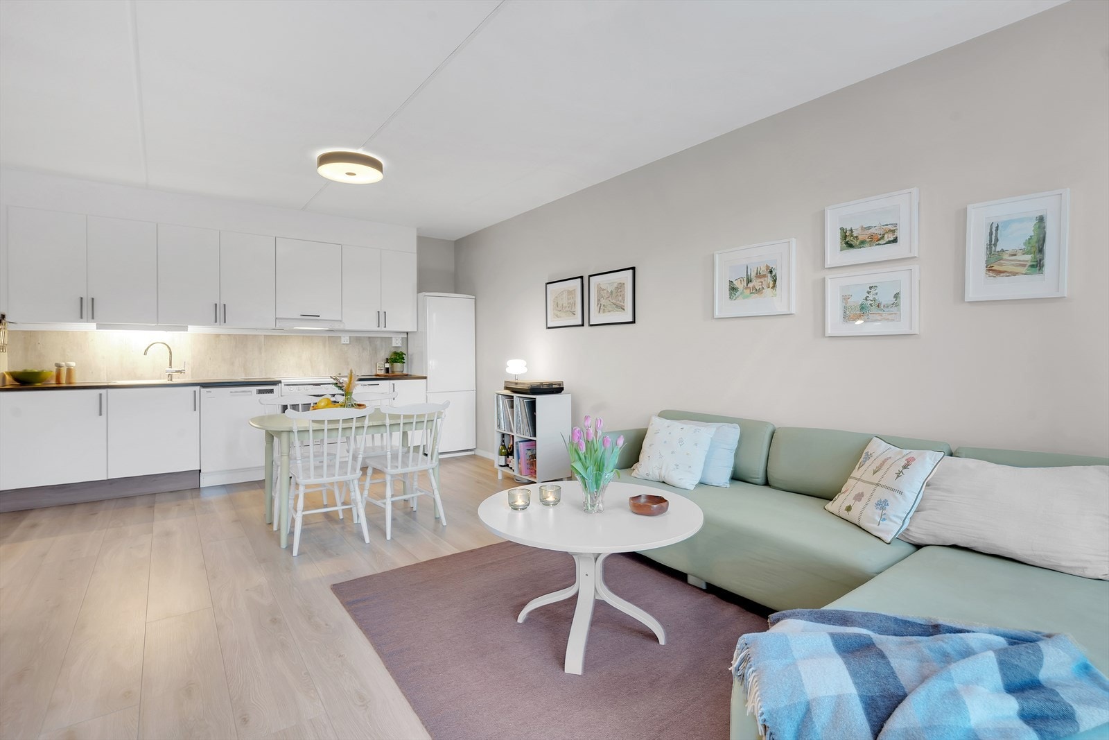 Åpen løsning mellom stue og kjøkken, kombinert med store gulvplan og godt med takhøyde, bidrar til en luftig og sosial atmosfære. Galleribilde