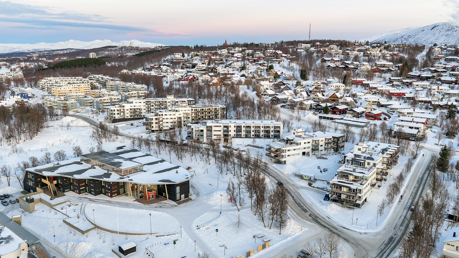 Kun er kort spasertur unna ligger søndagsåpen Kiwibutikk. Borettslaget har IN-ordning! Galleribilde