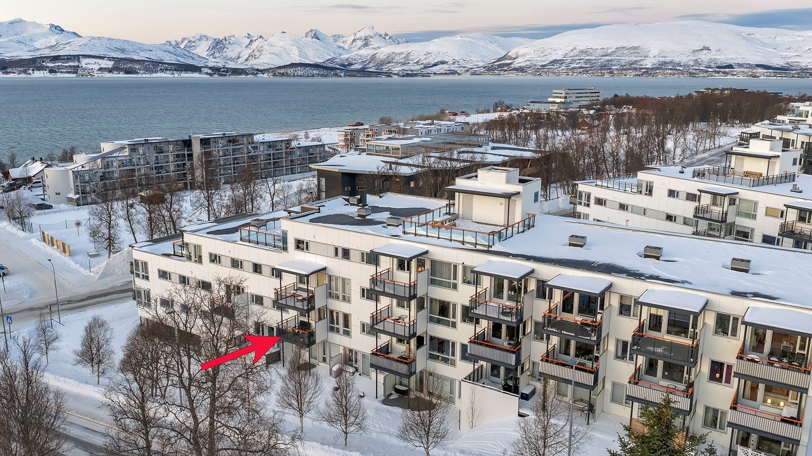 Leiligheten har fin beliggenhet i byggets andre etasje, med sørvestvendt balkong som byr på gode solforhold og nydelig utsikt! Galleribilde