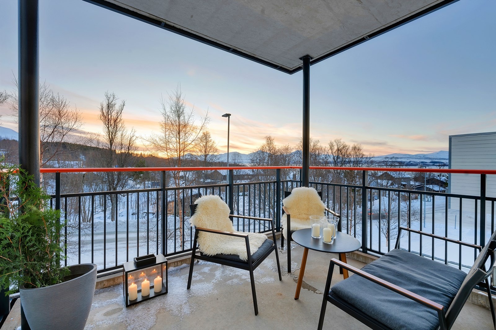 Fra stuen har du direkte utgang til flott sørvestvendt balkong. Galleribilde