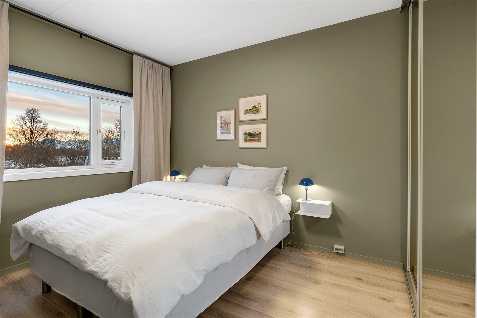 Romslig hovedsoverom med god plass til stor seng og annet ønsket møblement. Galleribilde