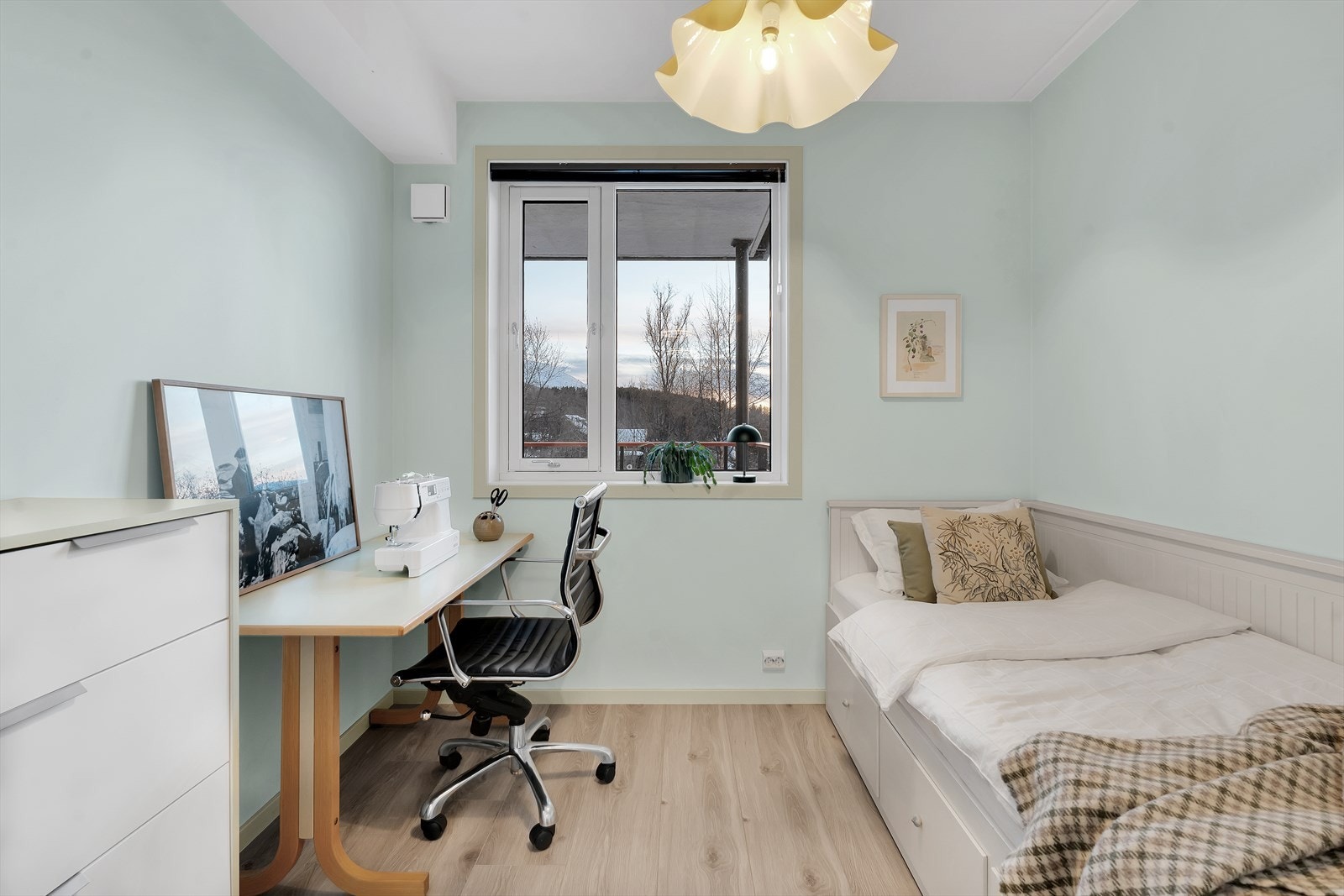 Soverom 2- gjennomført i et behagelig fargevalg, samt med gode møbleringsmuligheter. Galleribilde