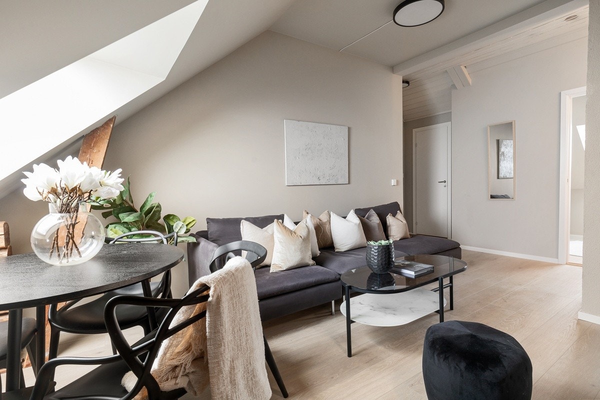 Nyoppusset stue/kjøkken med integrerte hvitevarer Galleribilde