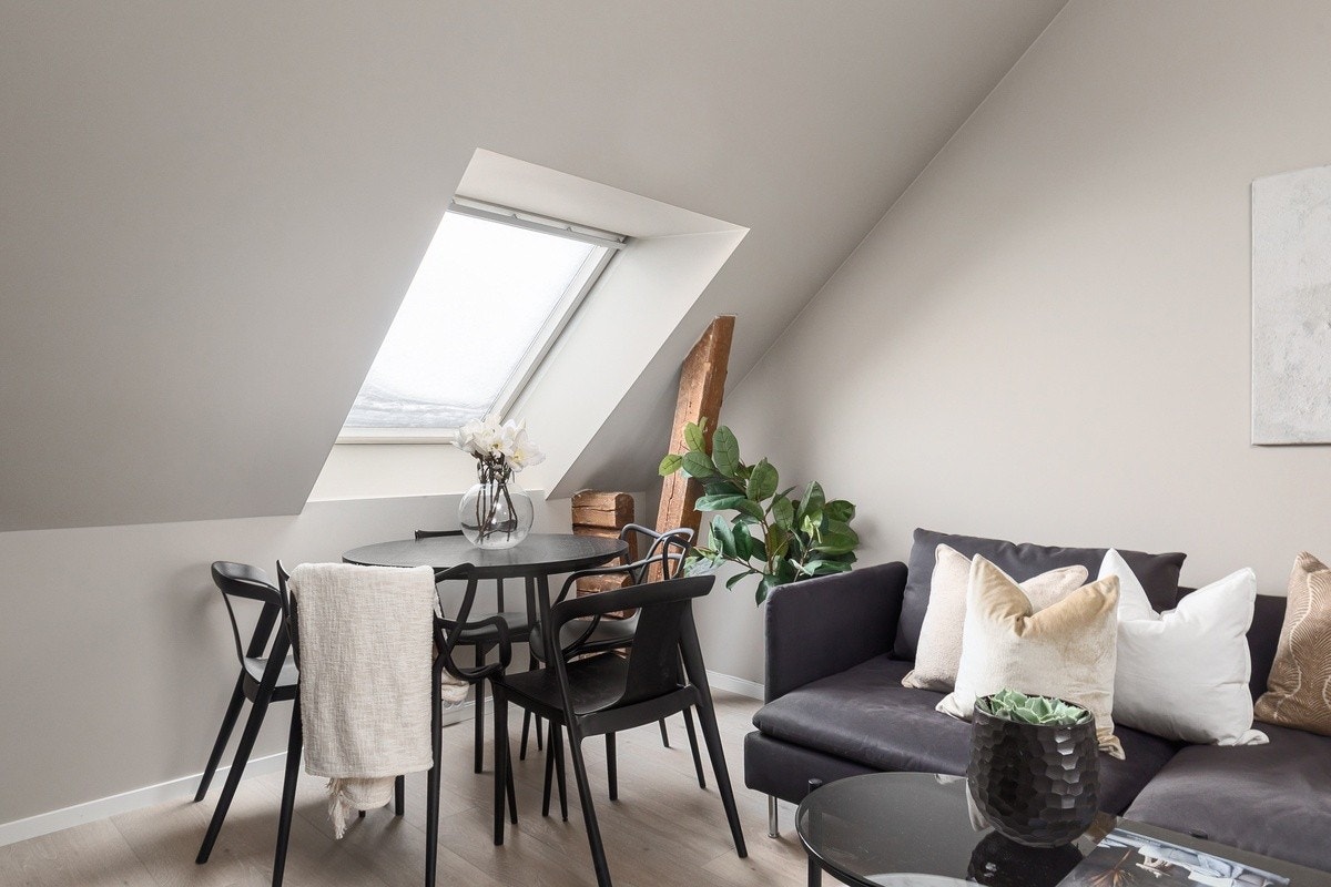 Nyoppusset stue/kjøkken med integrerte hvitevarer Galleribilde