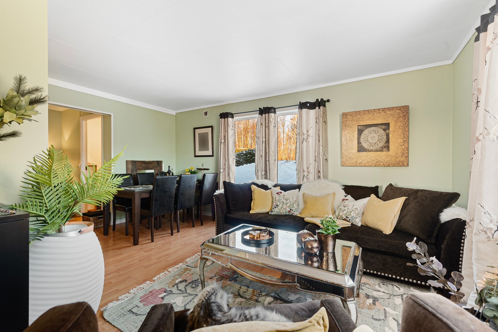 Det er plass til både spisestue og sofagruppe i leiligheten Galleribilde