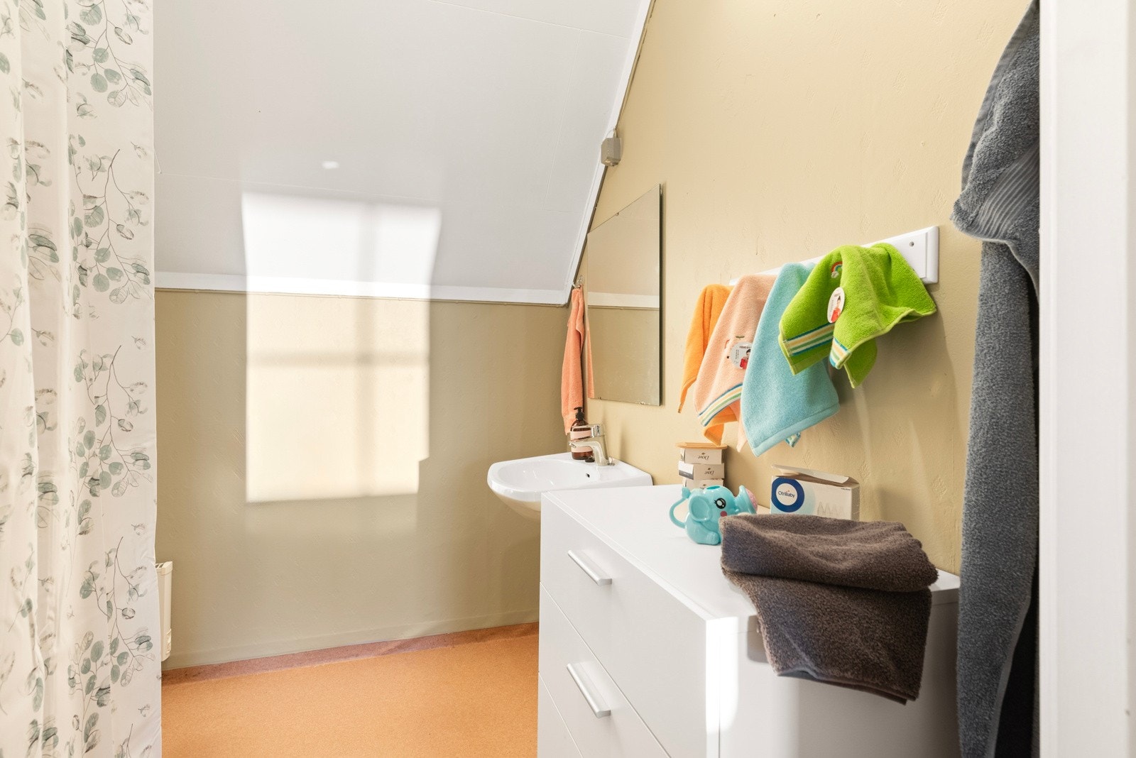 Boligen har både bad og separat vaskerom Galleribilde