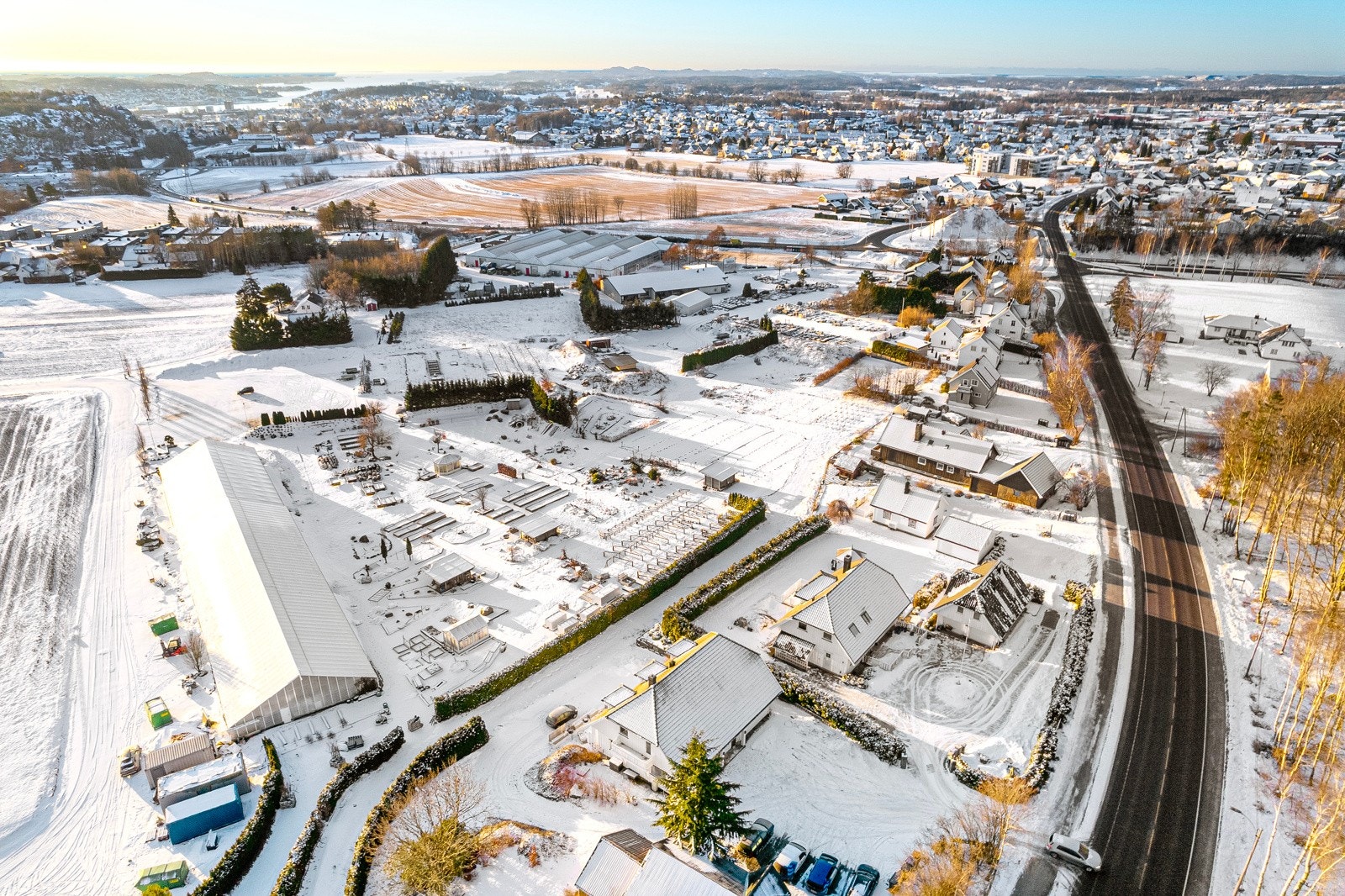 Her har du en landlig, men like vel sentral beliggenhet langs Raveien Galleribilde