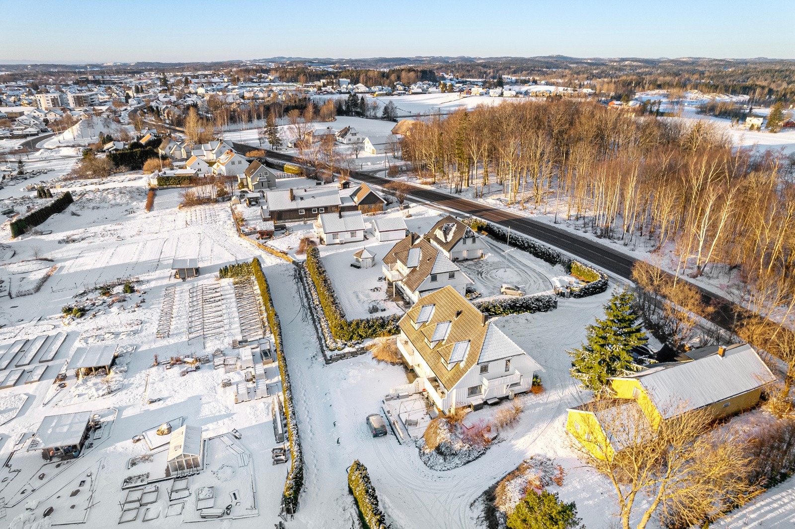 Huset ligger langs Raveien med gang- og sykkelvei mot Foksrød og Pindsle Galleribilde