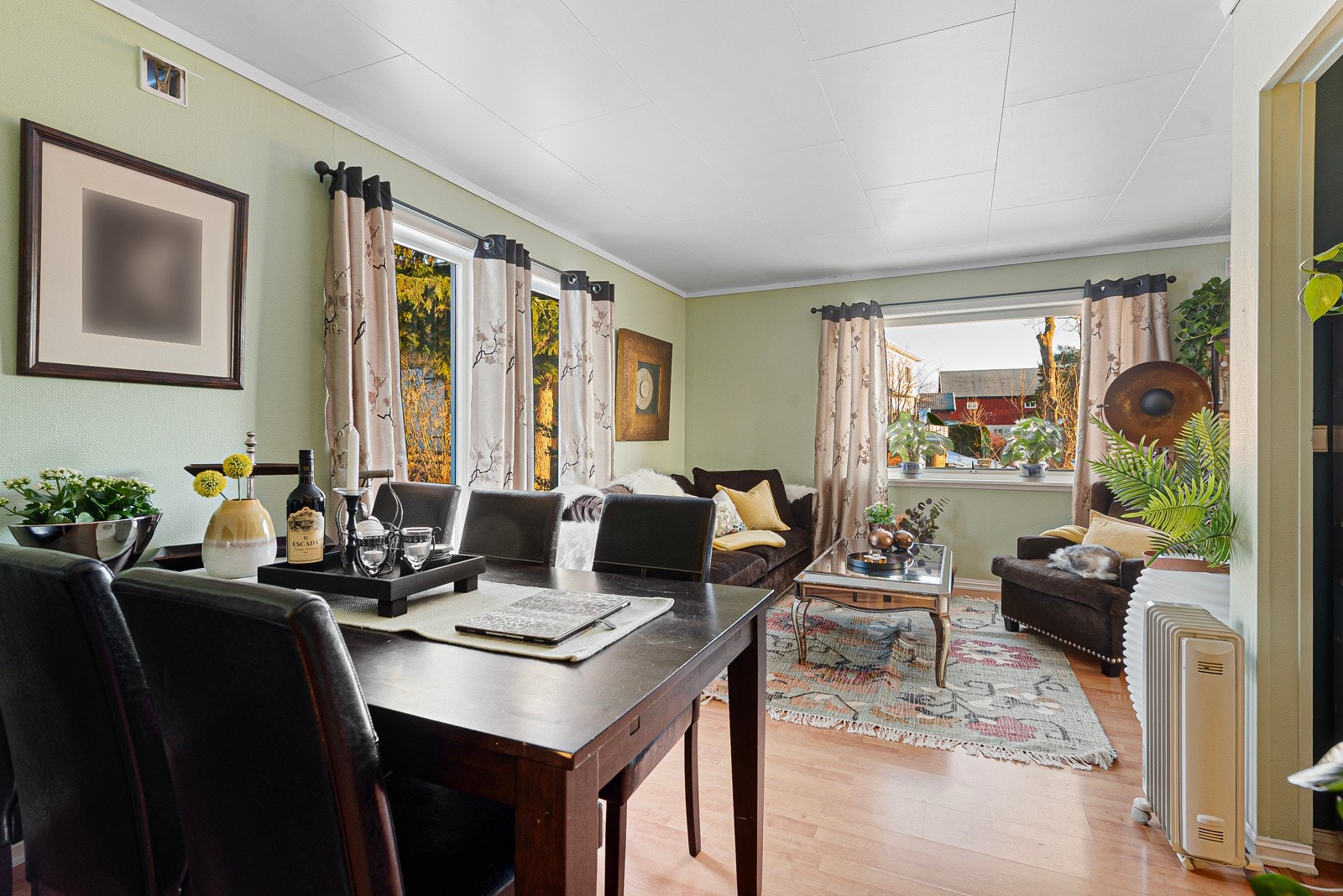 Leiligheten 1.etasje nord har separat inngang. Med unntak av ekstra bod innenfor vaskerom, og balkong, er planløsningen i tråd med originale tegninger fra 1986 Galleribilde