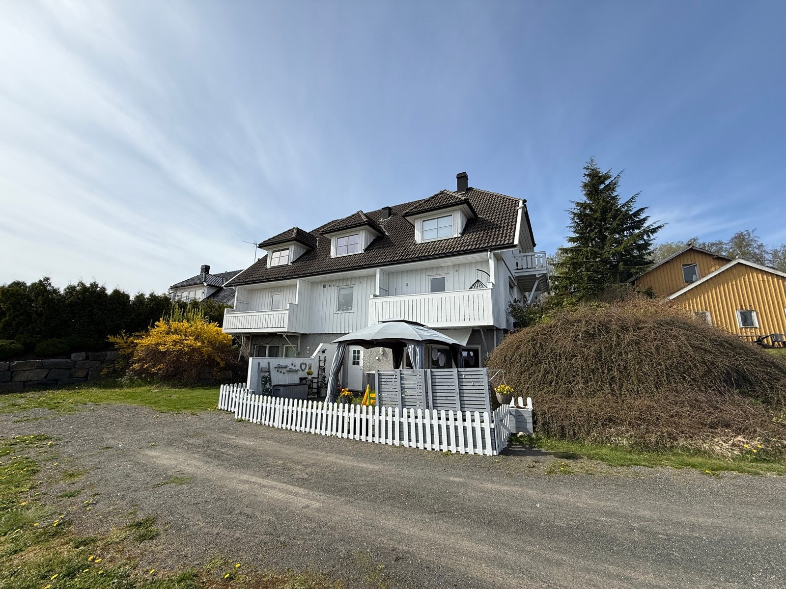 Her er det lagt til rette for at hver av leilighetene i underetajsen har muligheter for en privat uteplass Galleribilde