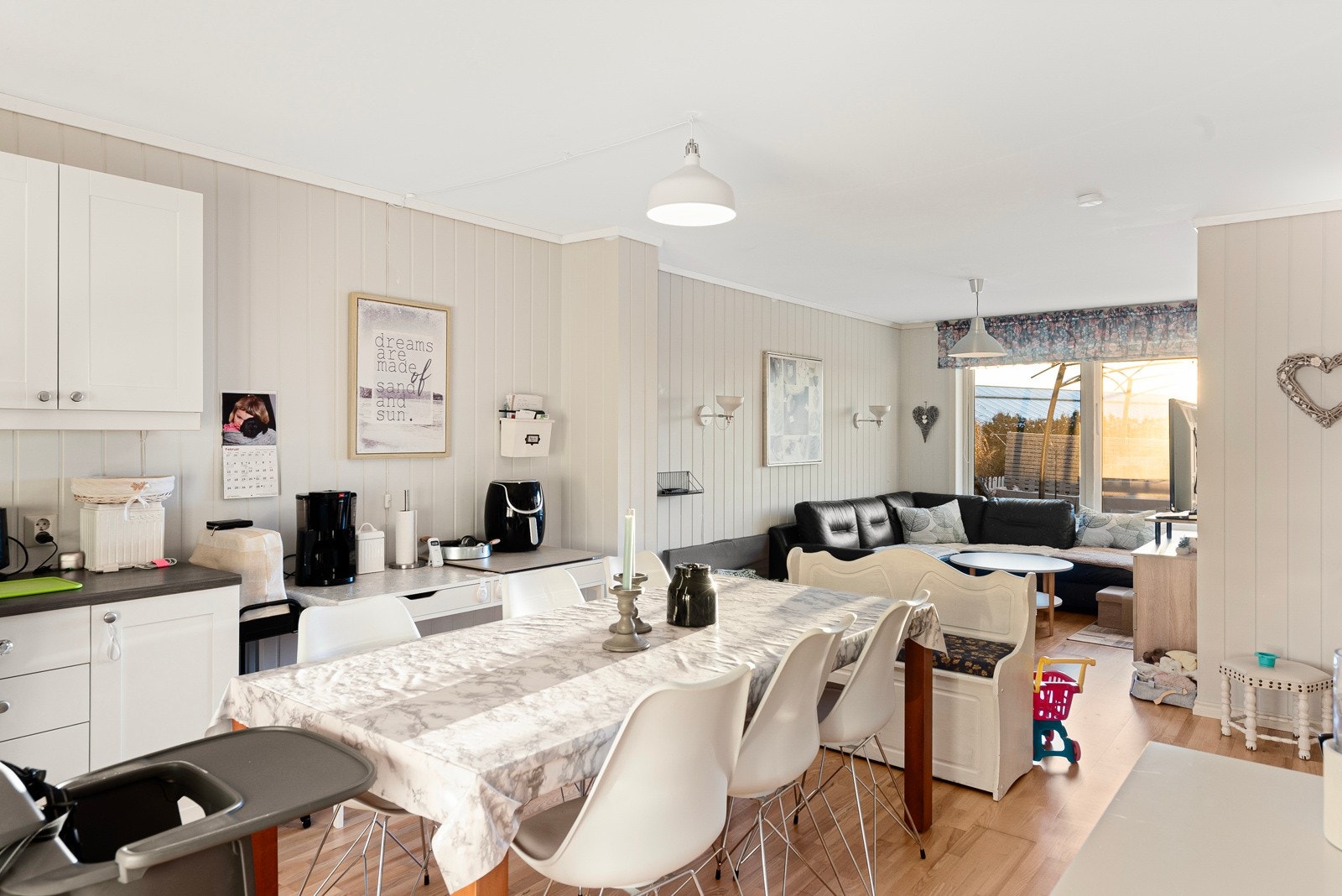 Leilighetene i underetasjen har adkomst fra nedsiden av huset Galleribilde