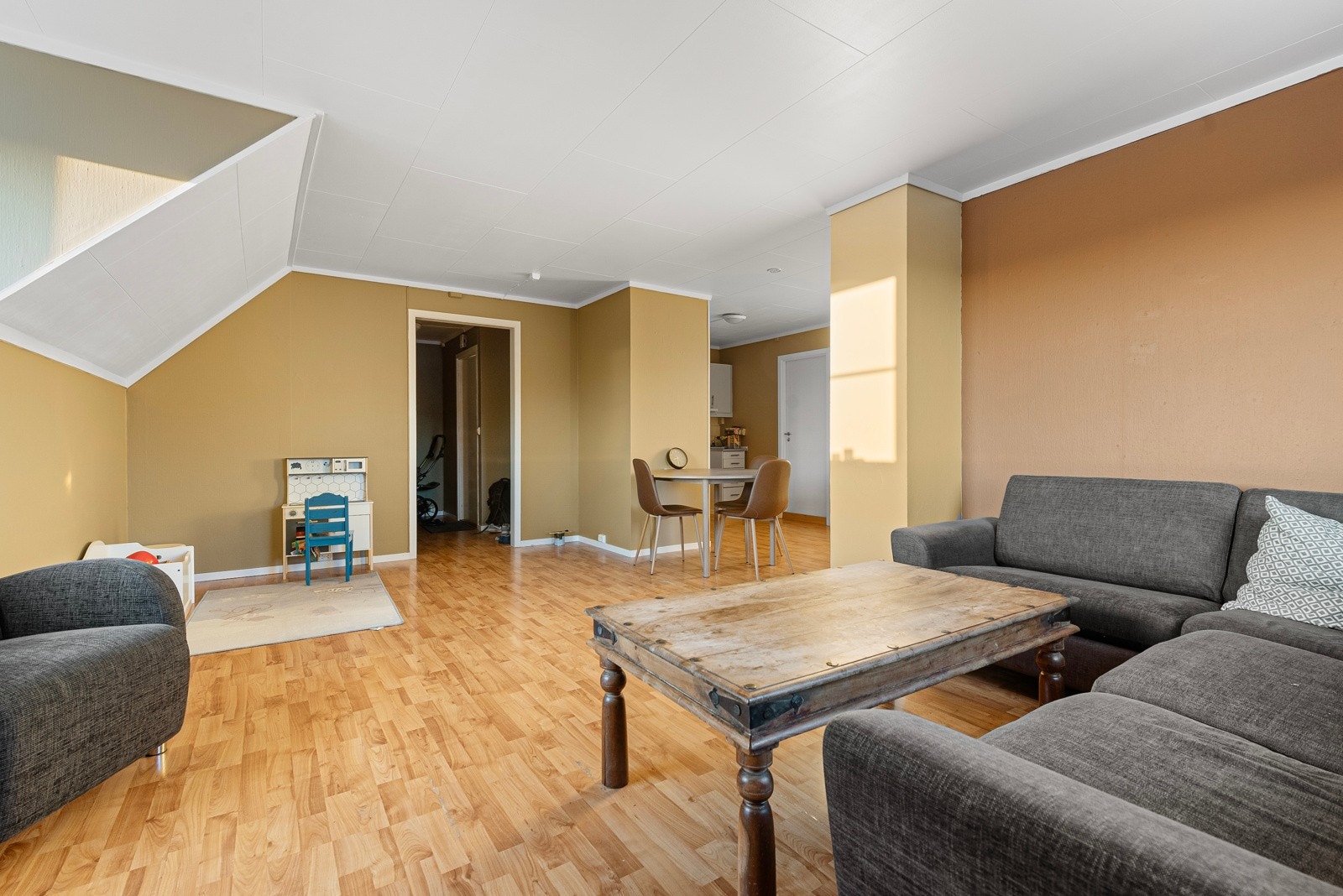 Begge leilighetene i 2.etasje har adkomst fra felles trappegang Galleribilde