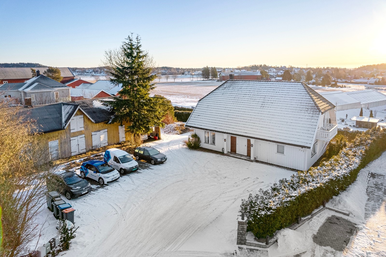 På eiendommen har du boligbygg, uthus og god plass til parkering i innkjørsel Galleribilde