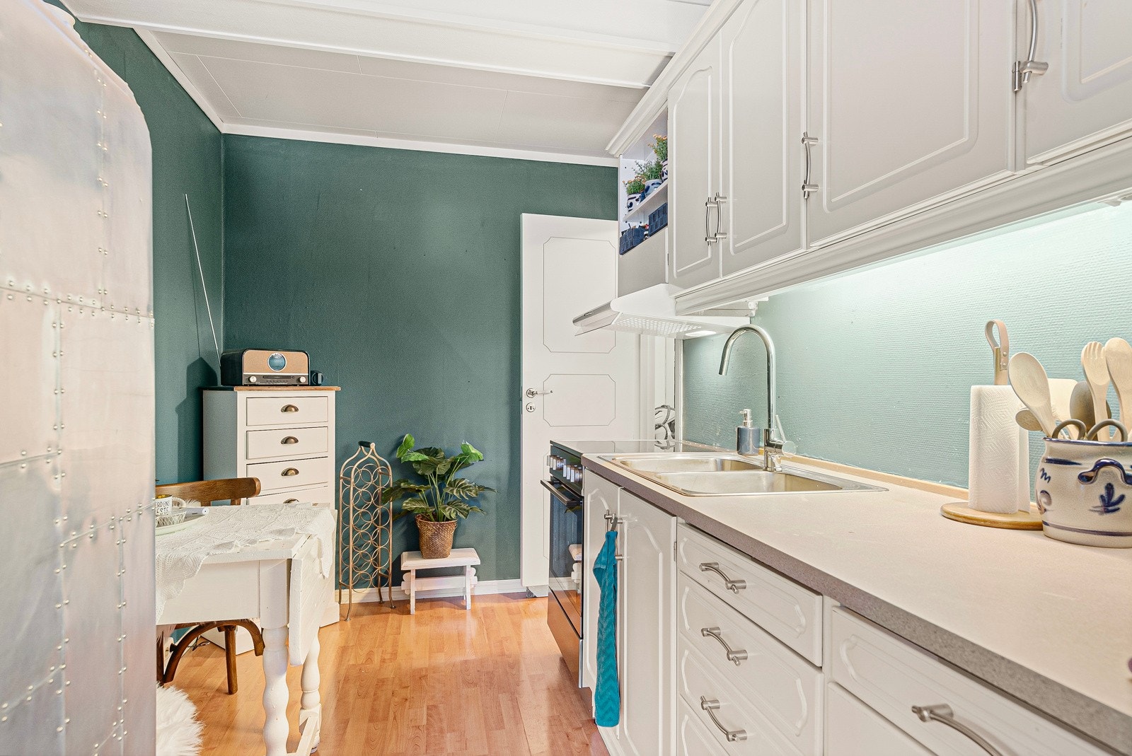 Leiligheten har plass til lite spisebord på kjøkkenet Galleribilde