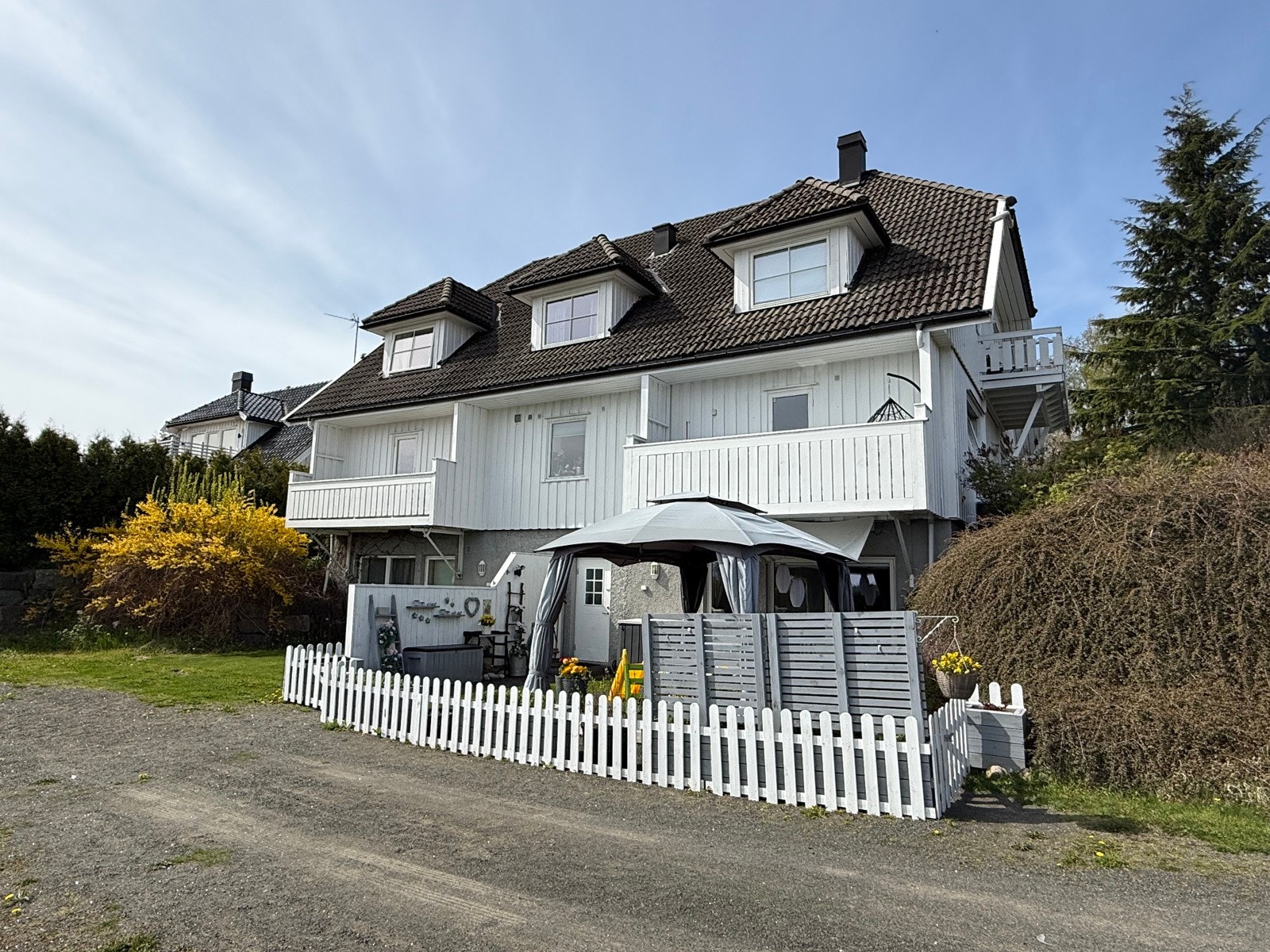 Bygget inneholder 2 leiligheter i hver av de 3 etasjene Galleribilde