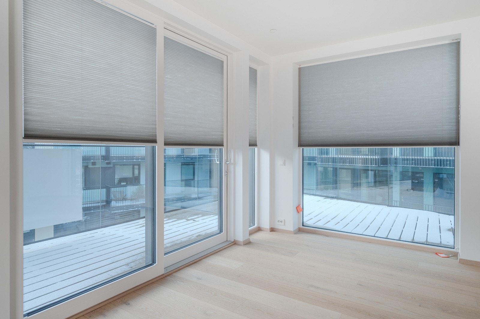 Geniale og meget praktiske plissè-gardiner som man kan plassere som man ønsker i vinduene Galleribilde