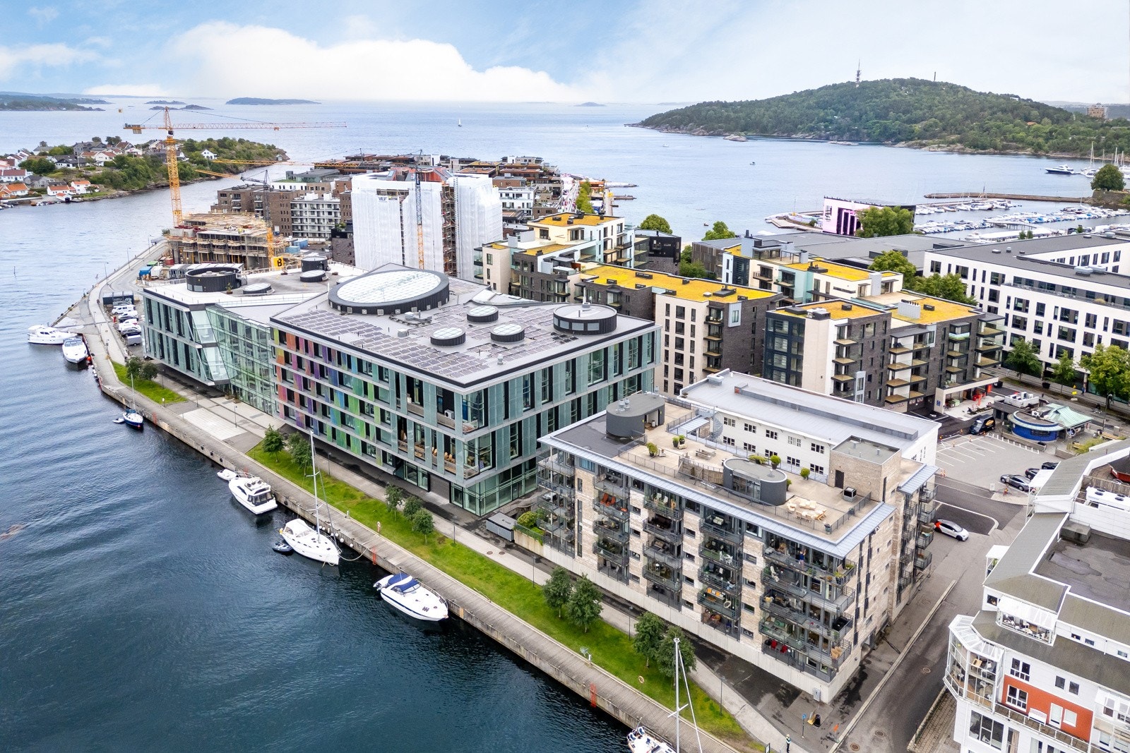 Her ser man området Tangen, med bl.a Tangen Videregående skole nærmest elva, og Tangen Torv som ligger med midt i bildet. Galleribilde