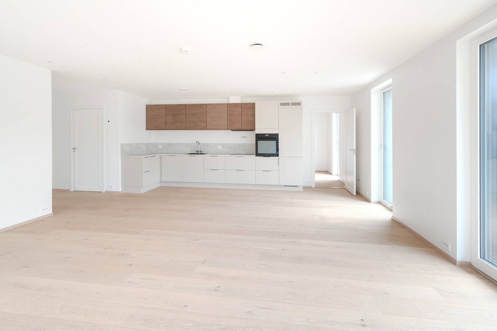 Lys og lekkert stue/kjøkken! Store vinduer gir godt med naturlig lys inn i leiligheten! Galleribilde