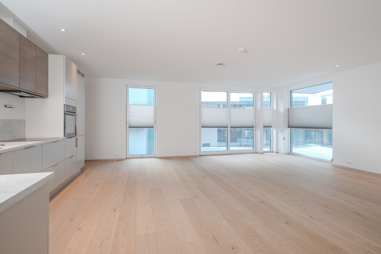 Det er montert geniale og meget praktiske plissè-gardiner i stuen, som gir muligheter for å skjerme seg for innsyn om ønskelig. Her vis med plassering i midten av vinduene. Galleribilde