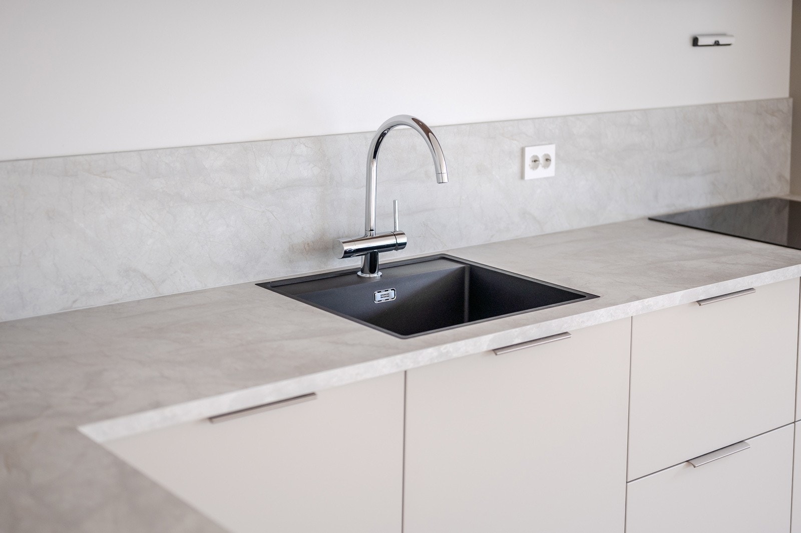 Legg merke til den praktiske, lekre platen som er montert på vegg, ypperlig for å hindre vannsøl eller sprut fra platetopp og opp på vegg. Galleribilde