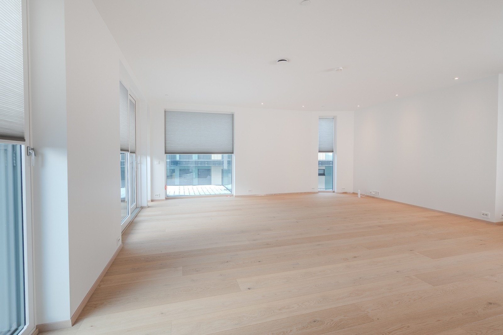 Det er montert geniale og meget praktiske plissè-gardiner i stuen, som gir muligheter for å skjerme seg for innsyn om ønskelig. Galleribilde