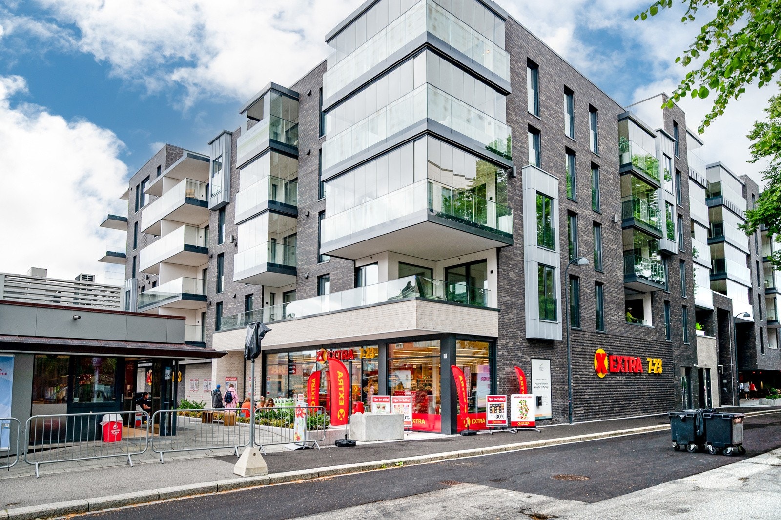 042_Meget kort vei til helt ny dagligvareforretning som ligger i prosjektets 1.etg. Til venstre i bildet skimtes også Snadderkiosken! Galleribilde