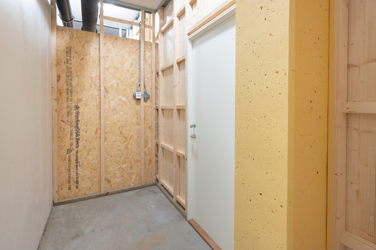 Her fra bod i parkeringskjelleren, boden er 5 kvm stor. Praktisk for oppbevaring av dekk, sesongutstyr og mye mer. Galleribilde