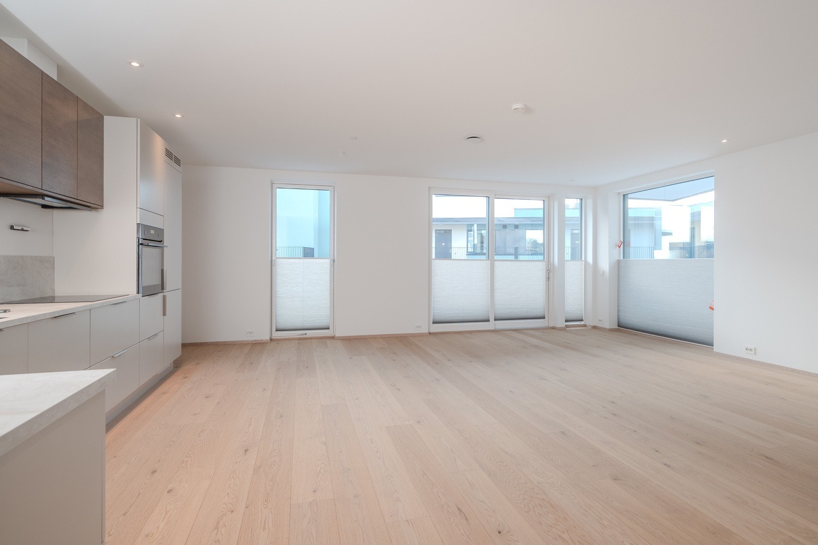 Det er montert geniale og meget praktiske plissè-gardiner i stuen, som gir muligheter for å skjerme seg for innsyn om ønskelig. Her vis med plassering i bunn av vinduene. Galleribilde