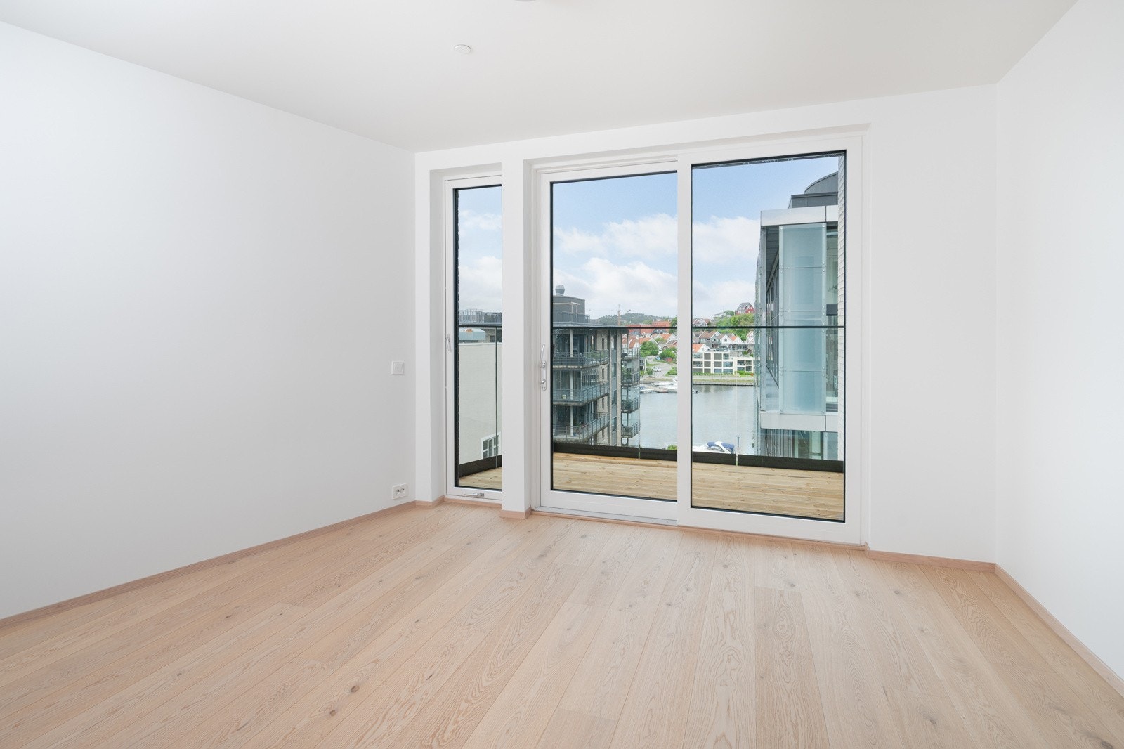 Her fra det ene soverommet som har egen balkong og nydelig utsikt mot elva. Galleribilde