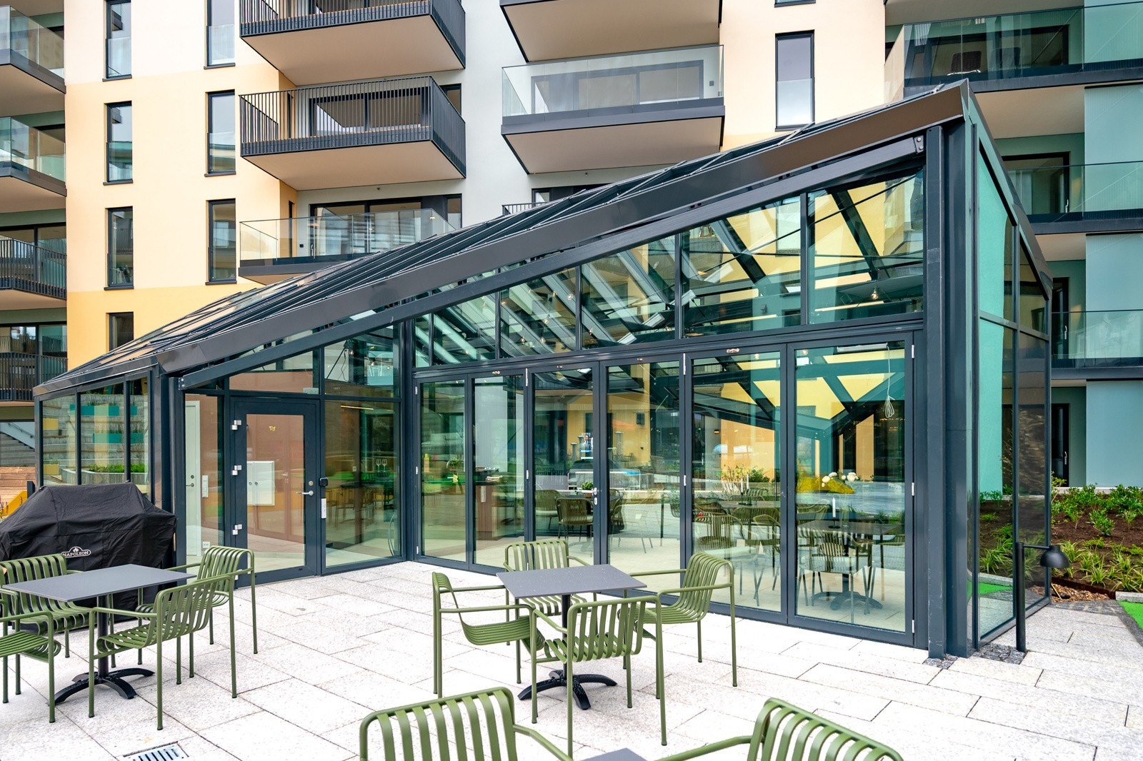 I fellesområdet mellom byggene er det et flott glasshus til felles bruk! Galleribilde