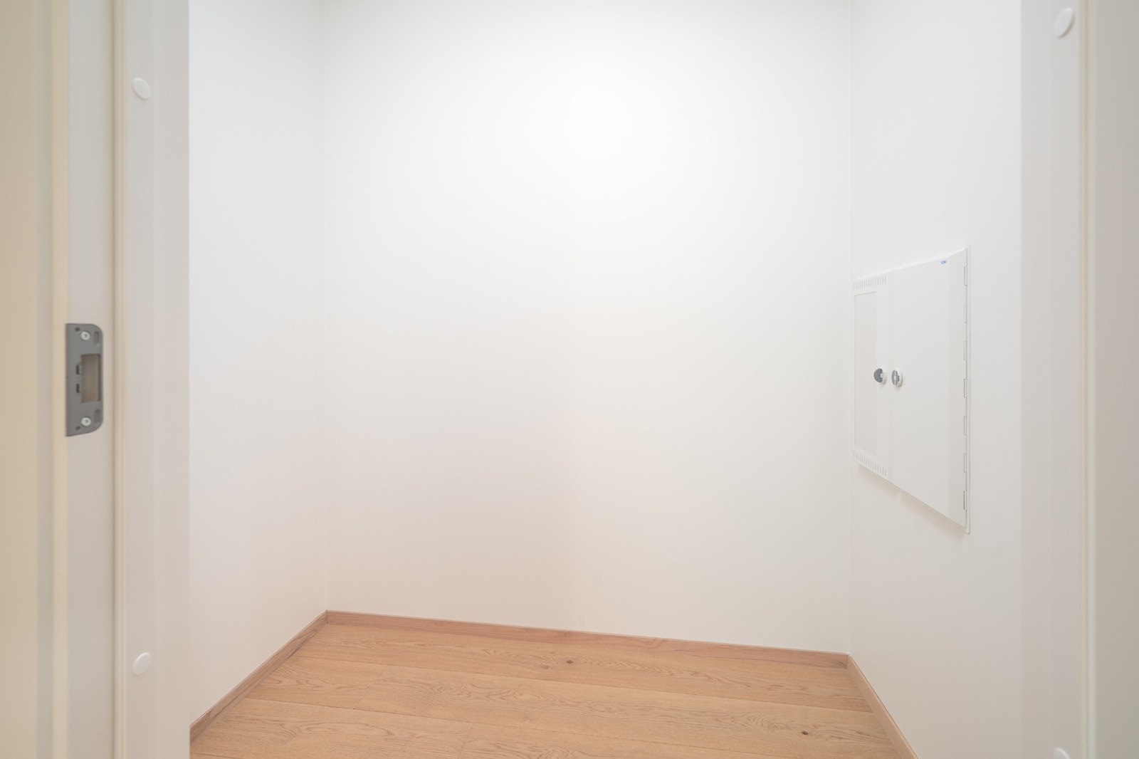 Selger valgte å tegne om på opprinnelige plantegninger for å få plass til en innvendig bod, noe som har blitt en meget praktisk løsning. her kan man sette opp hyller, sette bort støvsugeren, lagre kjøkkenmaskiner og mye mer. Galleribilde