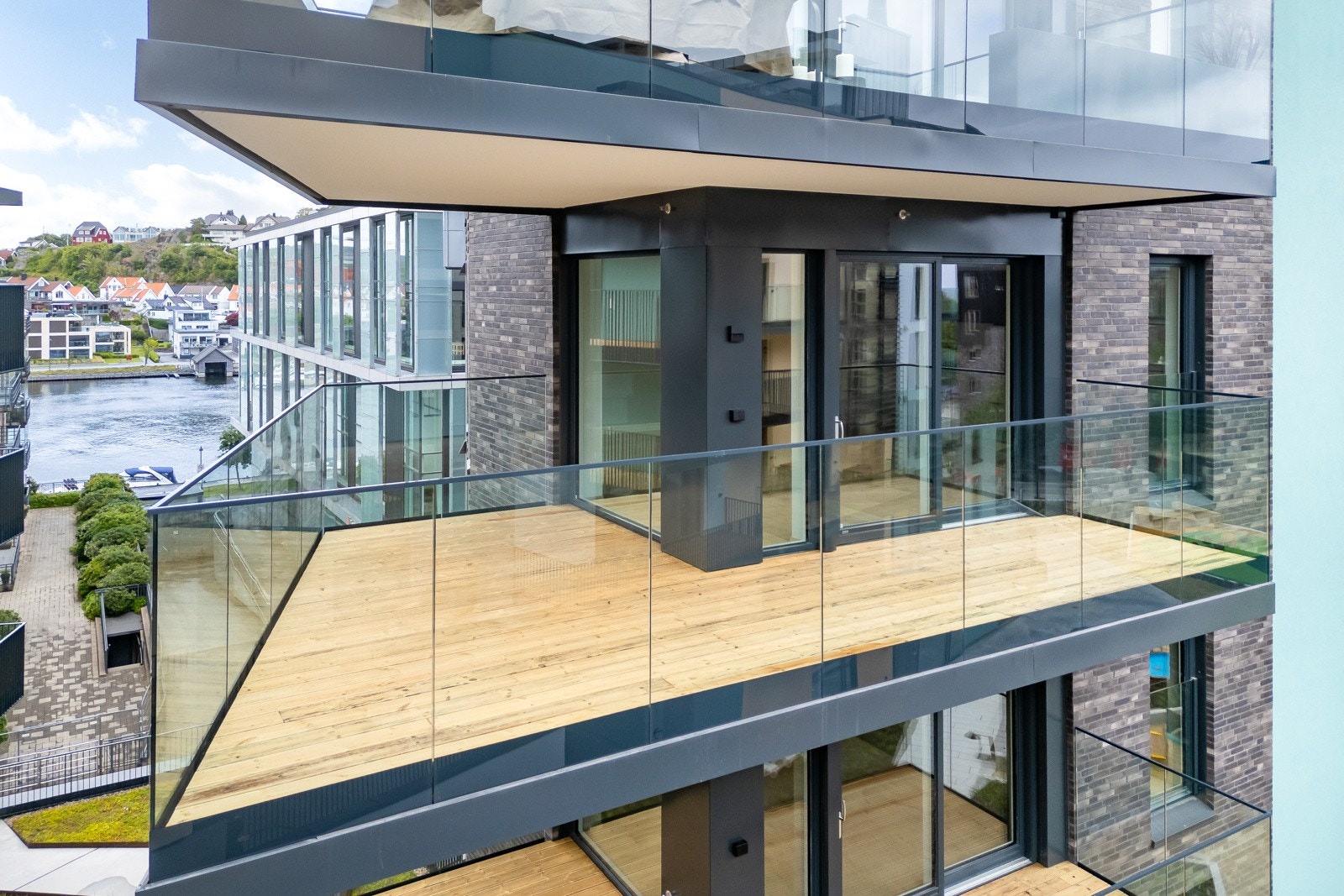 Meget romslig balkong på hele 19 kvm, med nydelig utsikt mot elva den ene veien og inn mot de flotte fellesområdene andre veien. Galleribilde