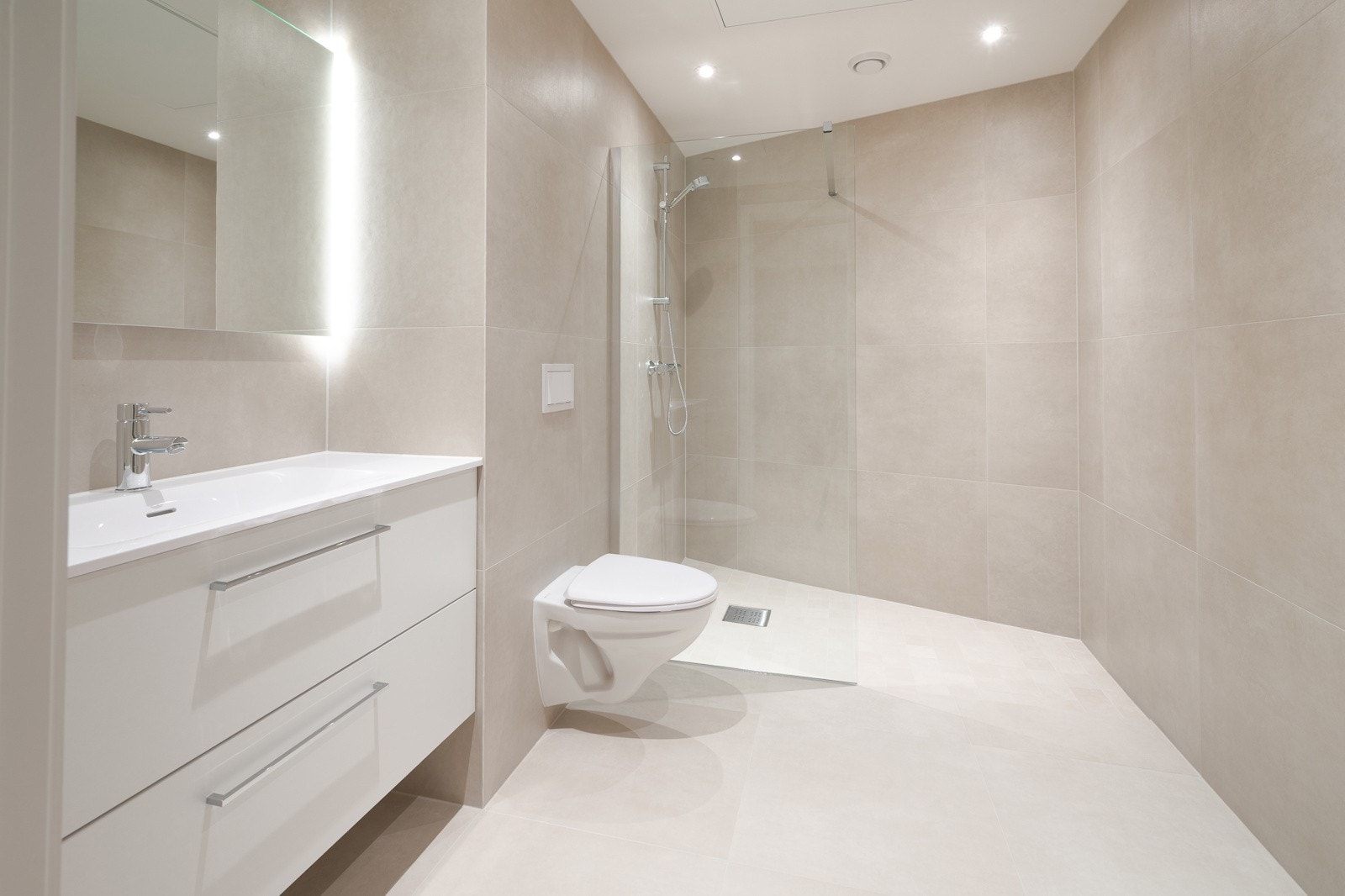 Lekkert, flislagt badvaskerom! Dette er badet med opplegg for vaskemaskin som ligger med dør fra entregang. Galleribilde