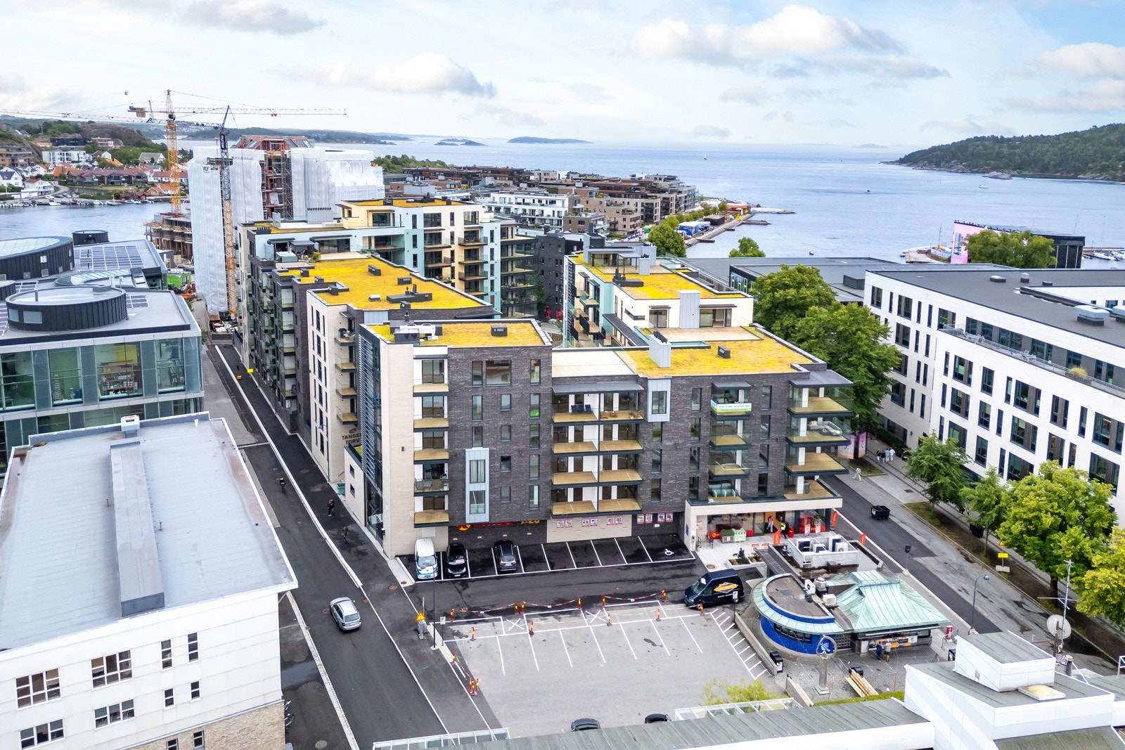 Tangen Torv - med ny dagligvareforretning i 1.etg og den meget populære og anerkjente Snadderkiosken som nærmeste nabo! Galleribilde