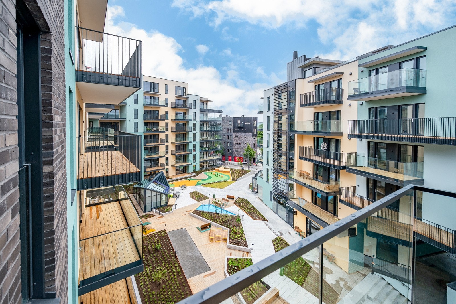 Fellesområde med sosiale møteplasser og flott beplantning Galleribilde