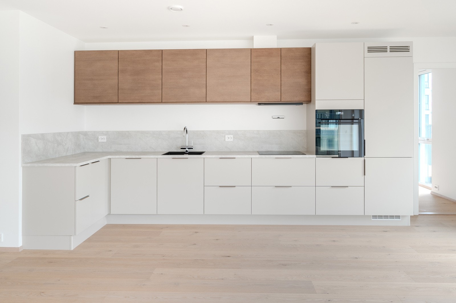 Delikat kjøkken med innredning fra anerkjente Strai kjøkken. Selvsagt med integrerte hvitevarer! Galleribilde