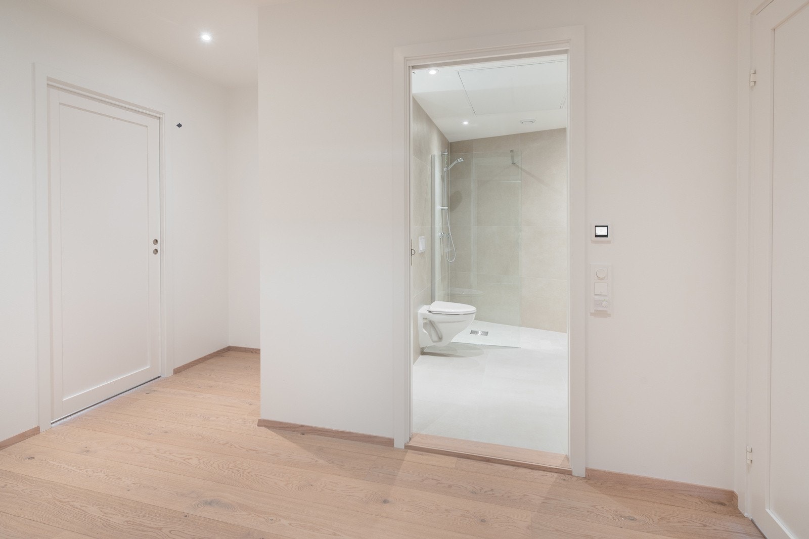 Stor og romslig entre. Soverom inn til høyre, bad rett frem og skyvedør mot stuekjøkken til venstre. Galleribilde